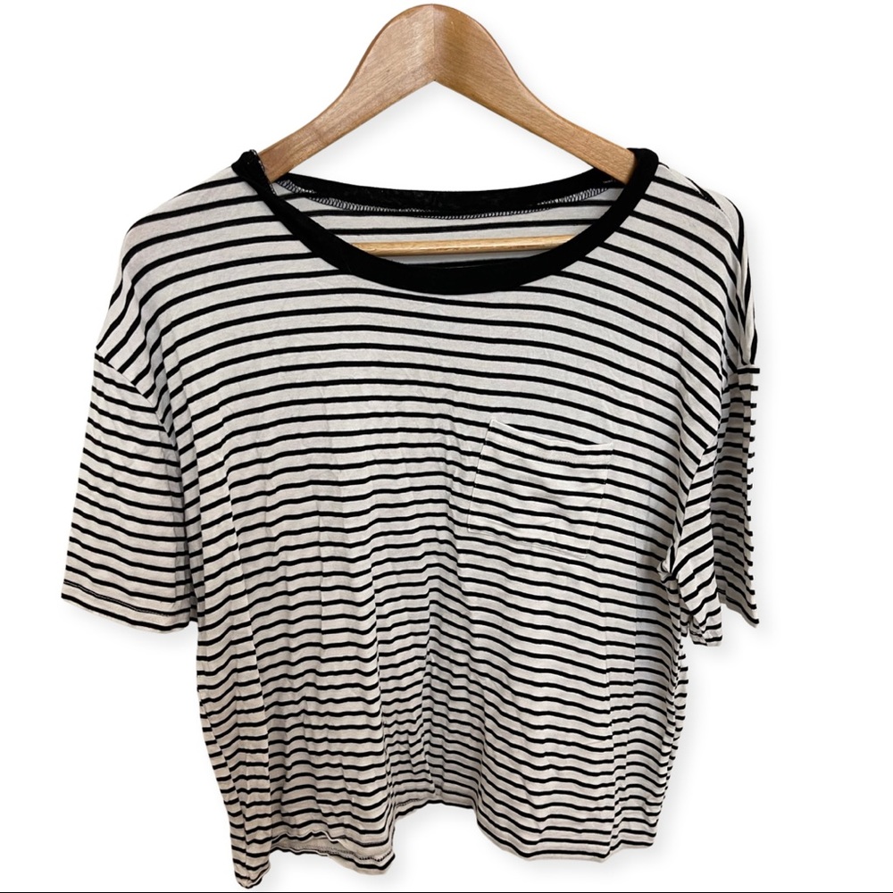 Black & White striped causal Tee🤍